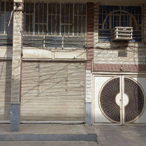ملک مسکونی و ۲ باب مغازه در مرکز شهر