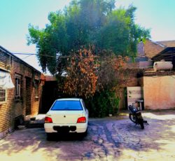 خانه بزرگ بالای رودخانه